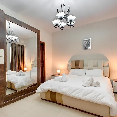 Modern Seaside 2 Bedroom Penthouse With Sea Views *