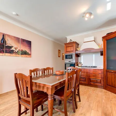Modern Seaside 2 Bedroom Penthouse With Sea Views דירה *
