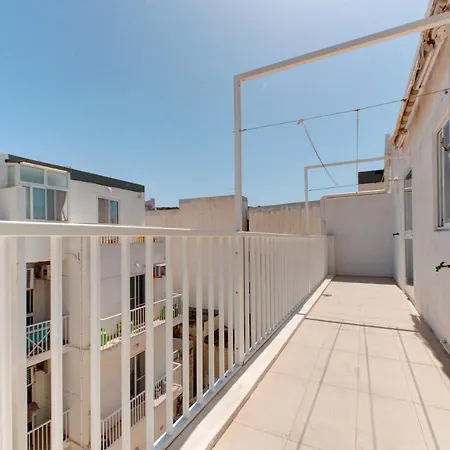 Modern Seaside 2 Bedroom Penthouse With Sea Views דירה