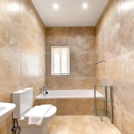 Modern Seaside 2 Bedroom Penthouse With Sea Views